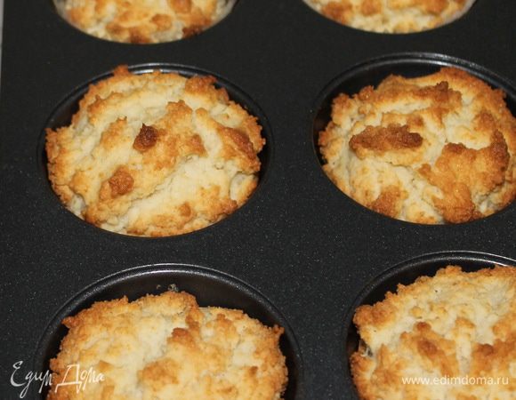 Готовые кексы достать из духовки и сразу сделать зубочисткой много-много дырочек (чем больше, тем лучше). Затем ложкой понемного поливать кексы сиропом, лучше это сделать в несколько приемов. Когда весь сироп закончится, оставить кексы немного отдохнуть, а затем достать из формочек и подавать к чаю))