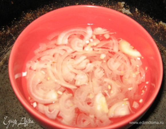 У меня зеленого лука не оказалось, я тоненько полукольцами нарезала обычный репчатый и замариновала его в теплой воде с сахаром. Но зеленые перья лучше - ярче салатный букет.