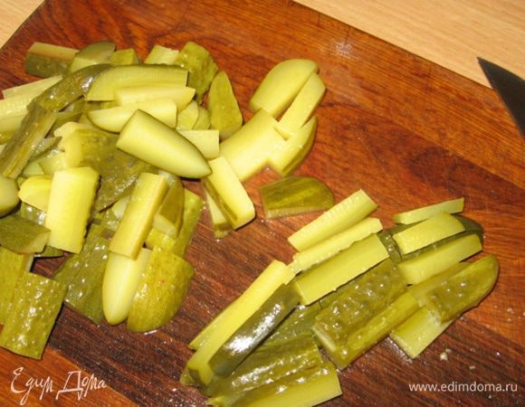 Огурцы тоже нарезать соломкой.