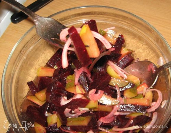 Все ингредиенты сложить в салатницу, посолить и заправить маслом. Готово!