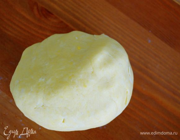 Указанные ингредиенты рассчитаны на достаточно большую форму для тартов - открытых пирогов. Для указанного в рецепте количества я брала форму 30 см. Но делала и на форму меньшего размера - 22 см - количество продуктов сокращала ровно ВДВОЕ!!! )))) Итак, все ингредиенты для теста быстро смешать. Удобнее всего сделать это с помощью блендера. Сформировать из теста шар, завернуть в пленку и положить в холодильник, минимум на 2-3 часа, но можно и на ночь!     