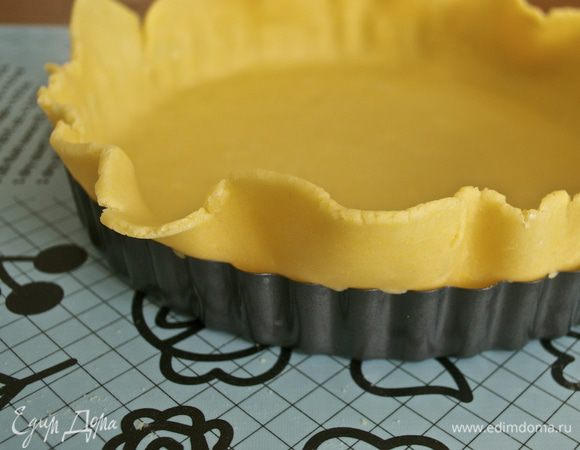 Отлежавшееся тесто достаем из холодильника. Даем ему немного согреться до комнатной температуры. Духовку включить на 180 С. Тесто раскатать толщиной в 0,5 см. С помощью скалки перенести и выложить в смазанную масло форму.     