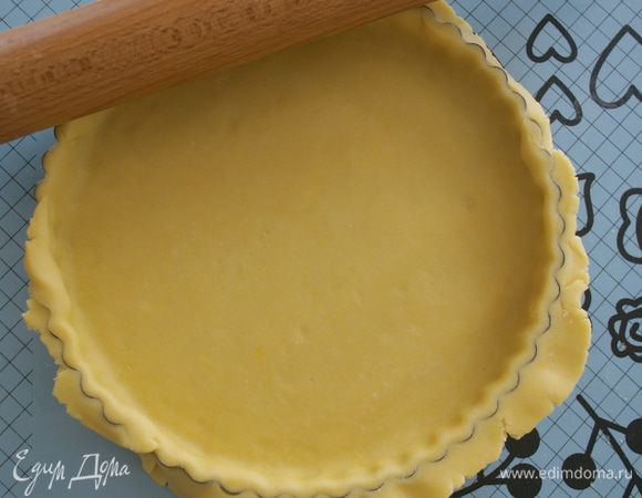 Пройтись по краю формы скалкой и обрезать остатки теста... (в рецепте-оригинале советовалось оставить края и поставить выпекаться таким образом тесто..., а как только тесто подпечется, вынуть форму и обрезать края теста. я никогда так не делала. Решила первый раз попробовать согласно указаниям в рецепте..., получилось много "мусора".... тесто крошилось и рассыпалось.... ((((( обрезанный край получился не очень ровный! В общем, теперь делаю так, как мне привычнее... Вы можете выбрать как Вам удобнее.)