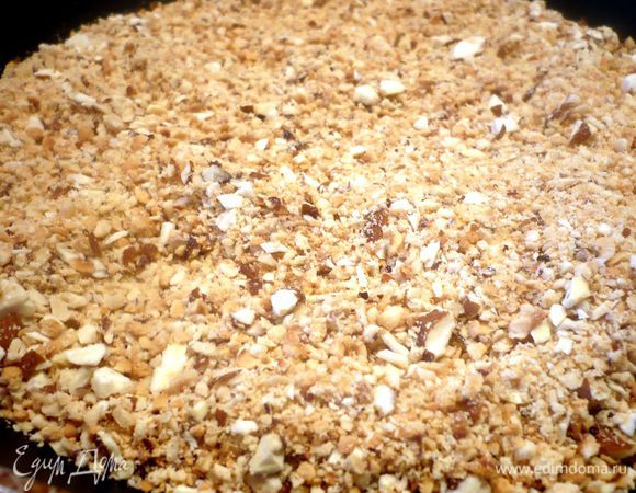 Для начинки в блендере измельчаем печенье, орехи. Белки отделяем от желтков. Печенье и орехи поджариваем на сковороде без масла, добавляем сахар, перемешиваем, даем ему за несколько минут раствориться на небольшом огне. Пересыпаем начинку в емкость, вводим мягкое масло, перемешиваем, вводим белки и сразу перемешиваем. Сливочное масло для штруделя растопим.