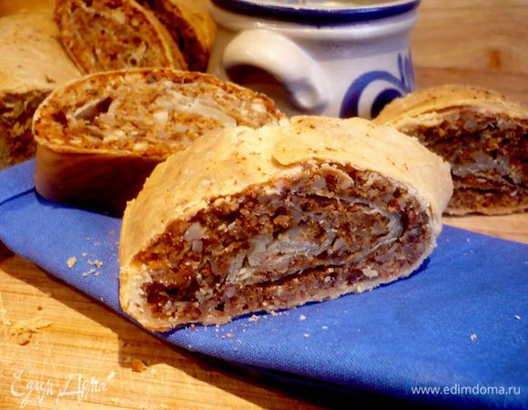 Для соуса смешаем желтки с сахаром, несколько ложек холодного молока смешиваем с крахмалом, вводим молоко с крахмалом в желтки, вымешиваем венчиком. Доводим остальное молоко со сливками и палочкой ванили до кипения. Извлекаем палочку ванили, уменьшаем огонь и, постоянно помешивая венчиком, постепенно вводим желтково-крахмальную смесь.  Мешаем до тех пор, пока соус не начнет загустевать. Снимем с огня. Добавляем экстракт миндаля. Даем остыть. Подаем с еще теплым штруделем! 