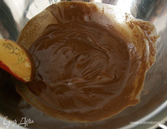 Шоколад с маслом растопить на водяной бане и перемешать. (не советую брать горький темный шоколад... Хотя, это конечно, на любителя... Но в первый раз я взяла шоколад с высоким содержанием какао (горький), он немного забивал сливочную заливку и контрастировал со вкусом фруктов.) 