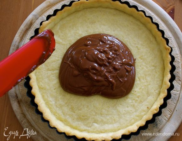 Выложить на корж и разровнять. 