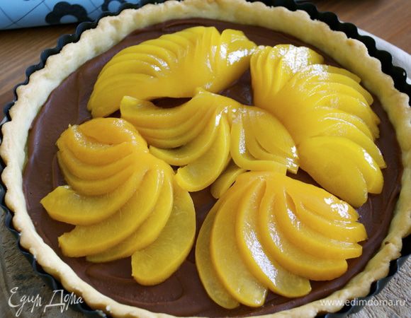 Персики (или груши) надрезать веером и выложить на шоколад.