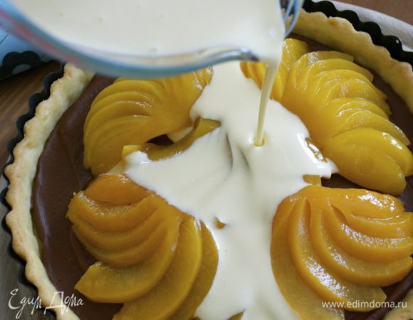 Залить кремом персики и поставить в духовку на 30 минут. 