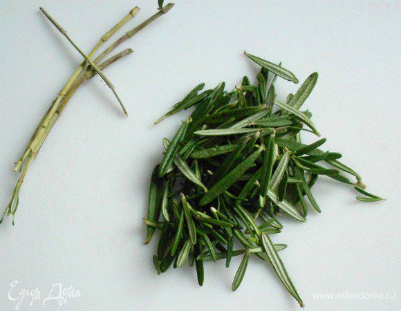 Оборвите с розмарина листочки и мелко нарежьте их.