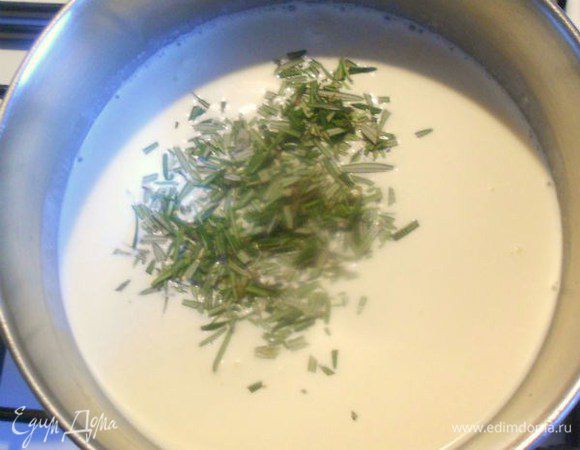 В кастрюльке смешайте молоко, сливки, мёд, розмарин и нагревайте, помешивая, до закипания (но не кипятите), снимите с огня и дайте настояться 15 минут. (Я использую очень жирные сливки 47,5% и светлый мёд- он мягче, не такой терпкий, как тёмный.)