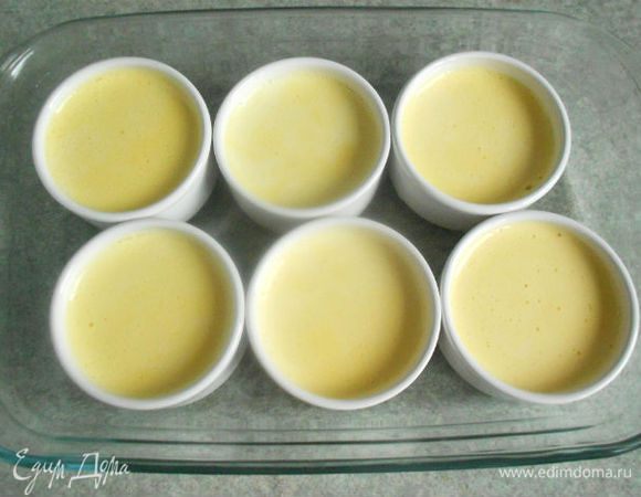 Разлейте по невысоким керамическим формочкам. Если нет специальных форм, можно использовать простые кофейные чашки без рисунка (не фарфоровые!). Рекомендуемый объём смеси не более 100-125 мл на порцию.