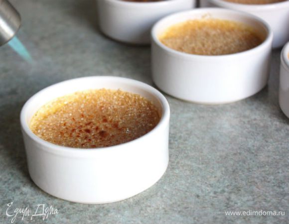 Перед подачей равномерно посыпьте сахаром примерно по 1 ст.л. на формочку и карамелизируйте кулинарной газовой горелкой или под грилем.