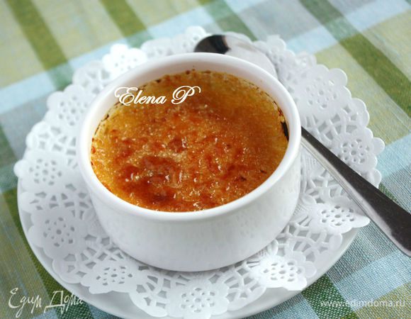 Корочка должна быть золотистой, равномерной, твёрдой и раскалываться от удара чайной ложечкой.