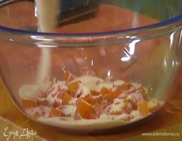 Муку соединить с манкой, разрыхлителем и измельченной курагой, посолить и перемешать.