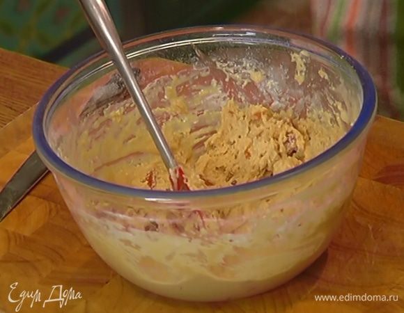 Добавить сахарно-яичную смесь и вымешивать, пока не получится гладкое, однородное тесто.