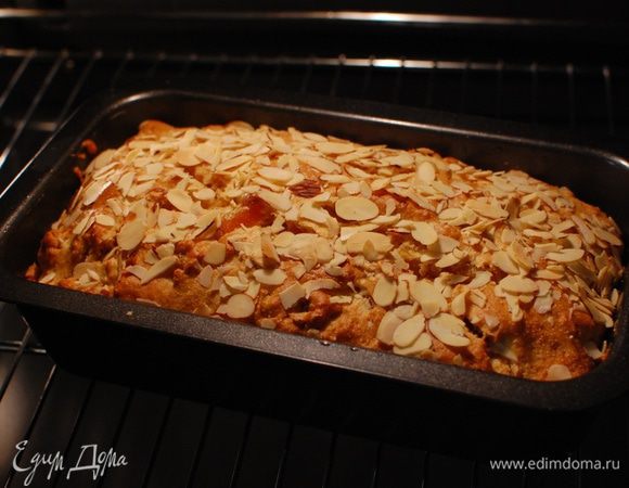 Небольшую форму для кекса смазать растительным маслом, выложить тесто, разровнять, посыпать миндальными хлопьями и выпекать в разогретой духовке 40 минут.