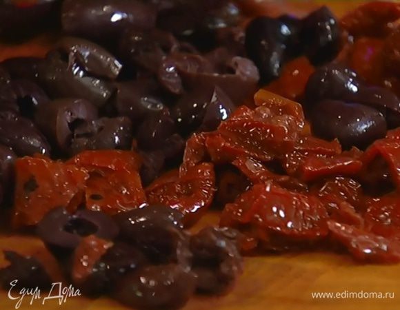 Помидоры и оливки нарезать крупными кусочками.