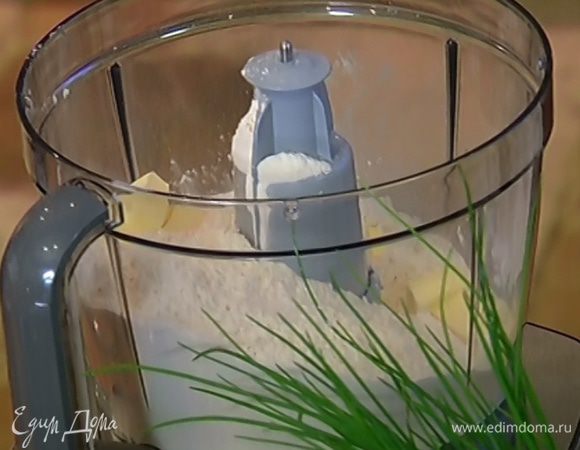 В чаше комбайна соединить 500 г муки, разрыхлитель, соль, сливочное масло и измельчить в крошку. 