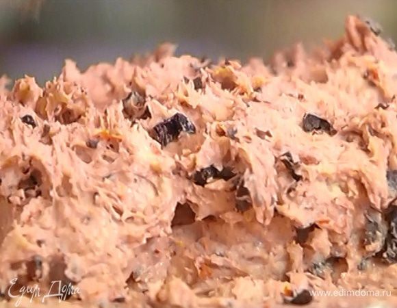 Не выключая комбайна, влить молоко и 100 мл холодной воды, затем добавить оливки и помидоры и влить еще 25 мл холодной воды. Продолжать вымешивать, пока не получится однородное тесто.