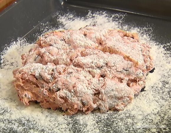 Противень посыпать мукой, с помощью ножа отделить тесто от рабочей поверхности и перенести на противень — хлеб должен получиться рыхлым и неровным.