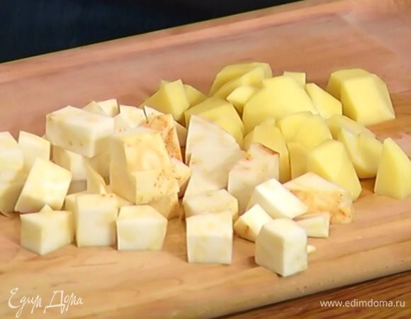 Корень сельдерея и картофель почистить и нарезать небольшими кубиками.