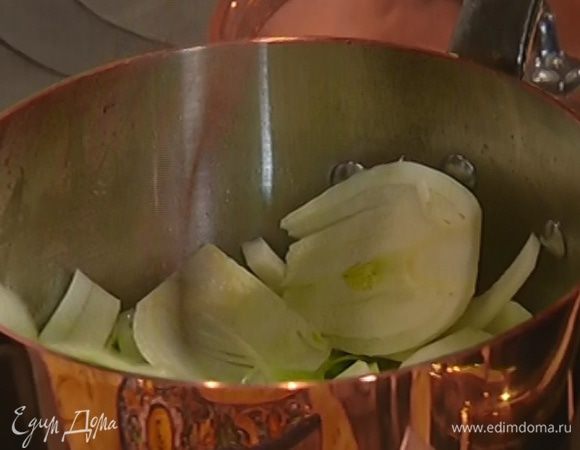 В кастрюлю с пореем выложить фенхель, перемешать и немного прогреть. 