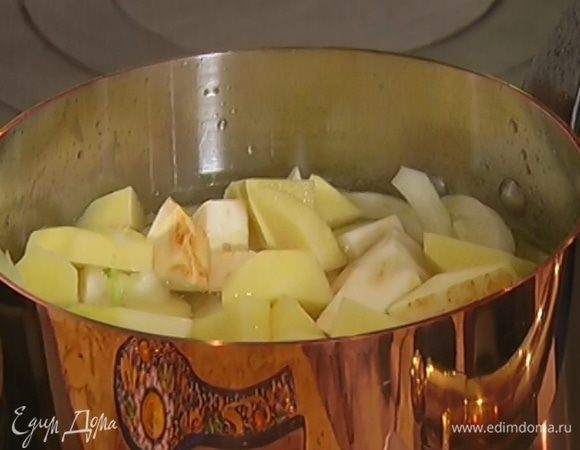 Добавить сельдерей и картофель, залить все горячей водой, так чтобы овощи были покрыты жидкостью. Варить под крышкой до готовности около 20 минут.