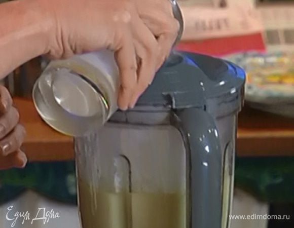 Не выключая блендера, влить сливки и продолжать взбивать до получения однородной массы.