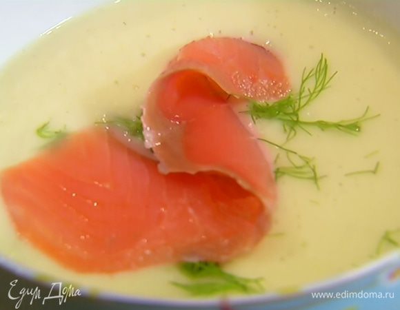 Разлить суп в тарелки, украсить зелеными листиками фенхеля и ломтиками семги.