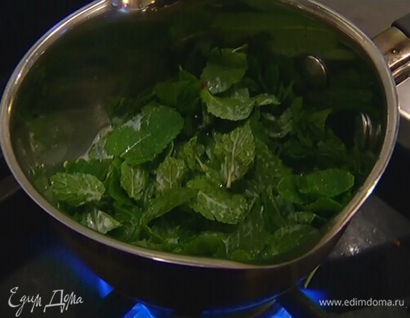 Листья мяты отделить от веточек, поместить в небольшую кастрюлю, залить молоком и прогревать на огне буквально 20 секунд — мята ни в коем случае не должна оказаться вареной.