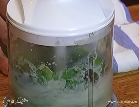 Мяту в молоке измельчить блендером.