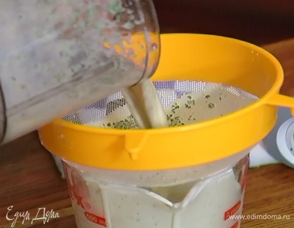 Влить сливки, затем протереть мятную смесь через сито.