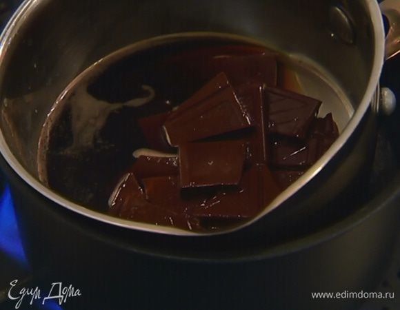 В небольшую кастрюлю выложить шоколад, влить коньяк, эспрессо и растопить все на водяной бане. Снять кастрюлю с огня и несколько раз слегка встряхнуть, чтобы шоколадная масса немного остыла, но не загустела. Периодически встряхивая кастрюлю, остудить шоколадную массу — она должна стать теплой.