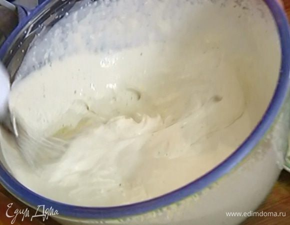 К сливкам с мятой добавить 2 ст. ложки сахарной пудры и взбивать, пока  сливки не загустеют (главное — не перебить!).