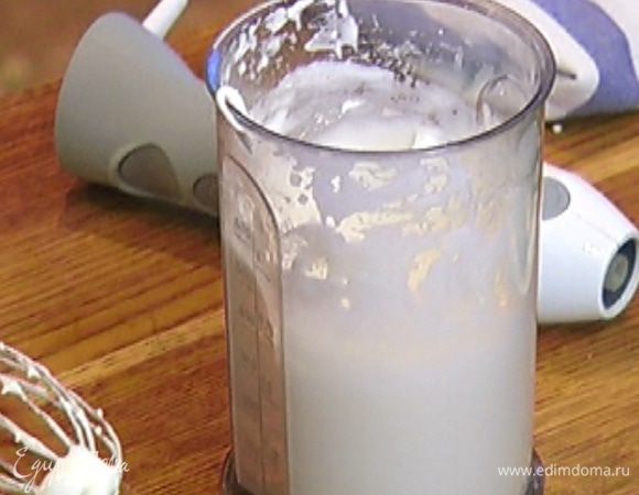 Белки взбить в пышную пену, затем всыпать оставшуюся сахарную пудру и взбивать, пока не получится гладкая, плотная масса.