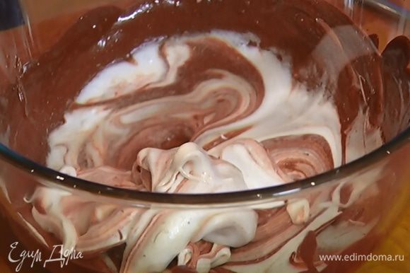 В теплую шоколадную массу вмешать маскарпоне, затем добавить взбитые белки и все перемешать.