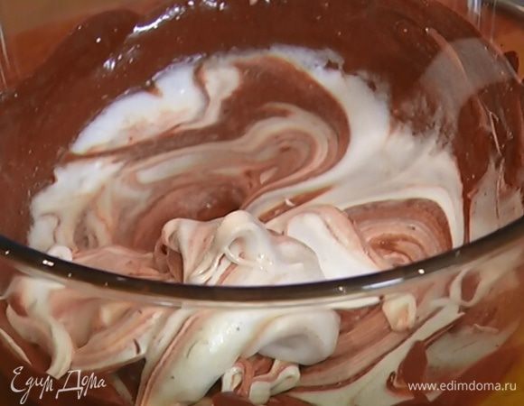 В теплую шоколадную массу вмешать маскарпоне, затем добавить взбитые белки и все перемешать.