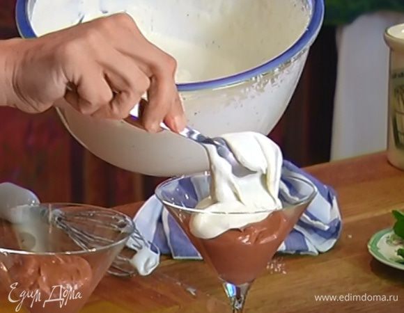 Разложить в бокалы сначала шоколадную массу, затем сливочно-мятную. Можно сверху выложить еще немного шоколадной массы.