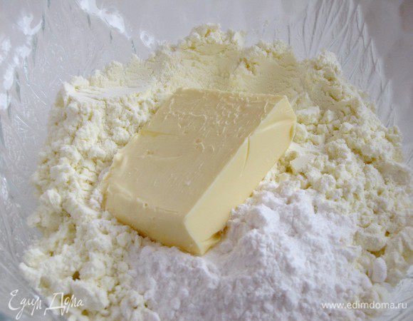 Соединить в миске сухое молоко, сахарную пудру и подтаявшее масло, перемешать.