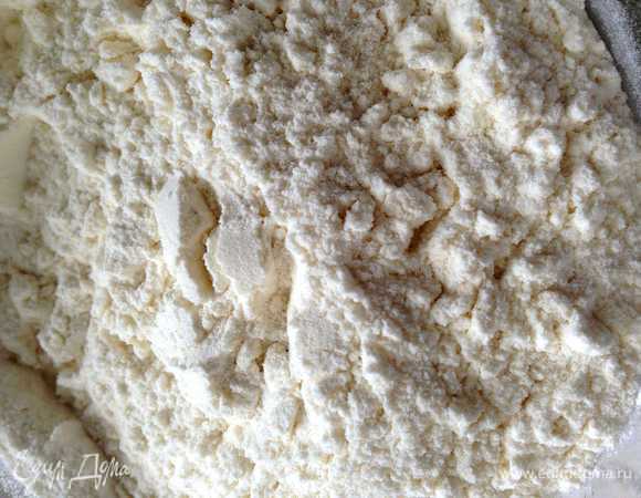 Муку просеять, смешать с разрыхлителем.