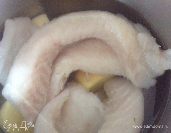 Отварить рыбу и картошку в одной кастрюле.