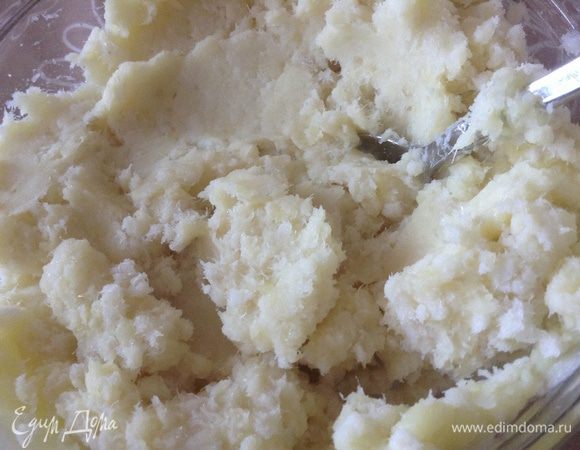 Сделать фарш из рыбы, картошки и лука (при помощи мясорубки), посолить.