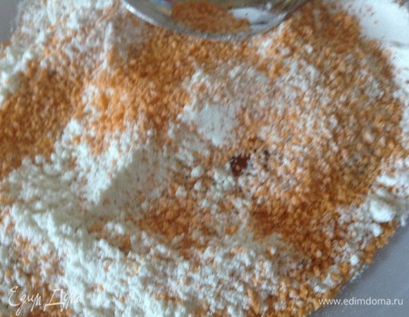 Смешать муку и сухари.