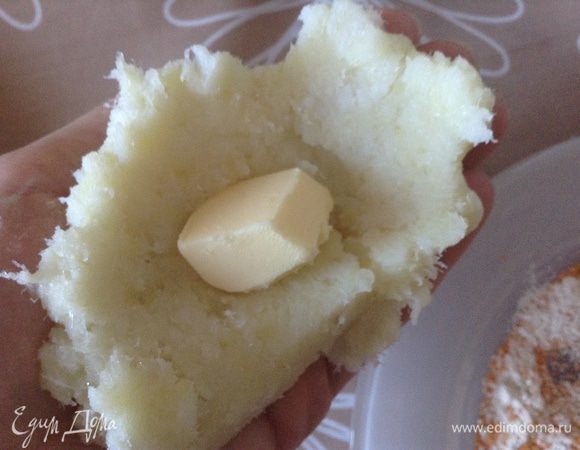 Сформировать котлетку, в центр положить чайную ложку сливочного масла. Обвалять в смеси из сухарей и муки.