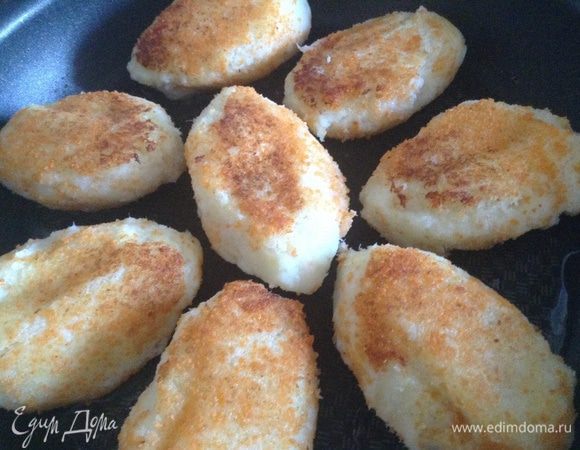 Обжарить до золотистого цвета.