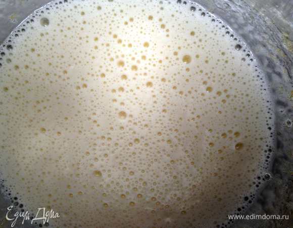 Яйцо и сахар взбить до легкой пены.