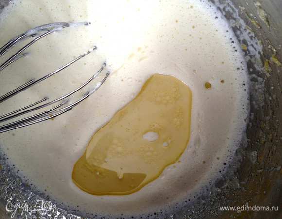 Влить молоко и растительное масло, перемешать до однородности.