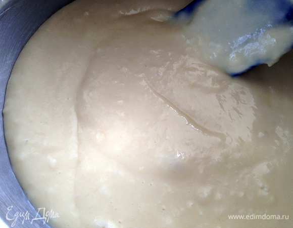 Добавить к яичной смеси муку и аккуратно перемешать!