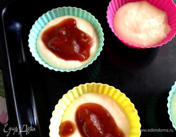 В формочки для маффинов выкладывать 1 ст.л. теста. Затем 1 ч.л. варенья...
